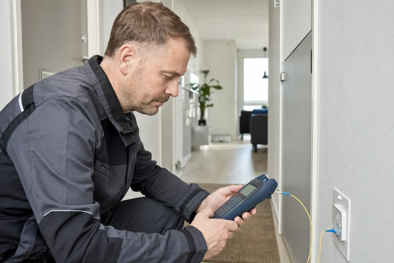 Fiberinstallation tekniker med mätinstrument